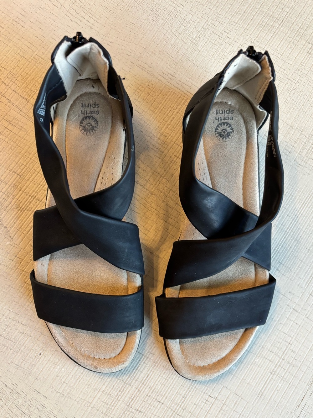 Earth Spirit Black Crisscross Zip-Back Sandals for Women- Size 10